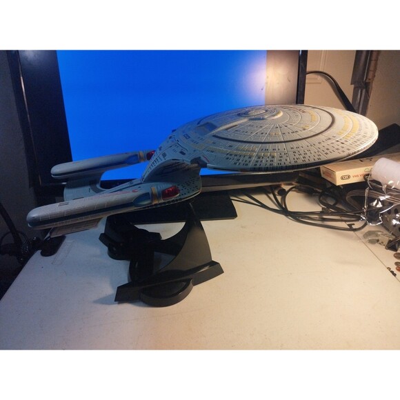 Star Trek Starship Legends Diamond Select USS Enterprise NCC-1701-D - No Box - Picture 3 of 11